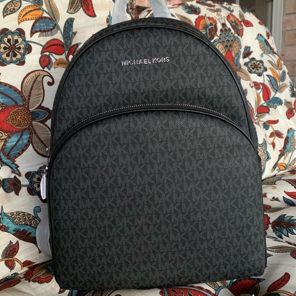 Michael Kors Handbags - Last one 🖤New MK backpack black logo 🖤